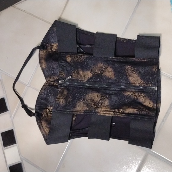 Spiked corset type top - Picture 13 of 14